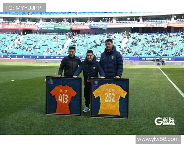 足球传奇谢幕时刻:回顾球星退役背后的故事与荣耀